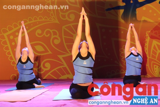 Tiiết mục Yoga do các hội viên CLB Ban Mai tại thành phố Vinh biểu diễn.