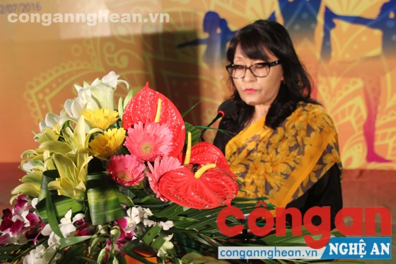 Bà NiNa - Phó Đại sứ quán Ấn Độ phát biểu chào mừng sự kiện Ngày Quốc tế Yoga được tổ chức tại Nghệ An