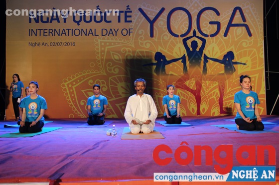 Huấn luyện viên, chuyên gia Yoga đến từ Ấn Độ điều hành một tiết mục Yoga