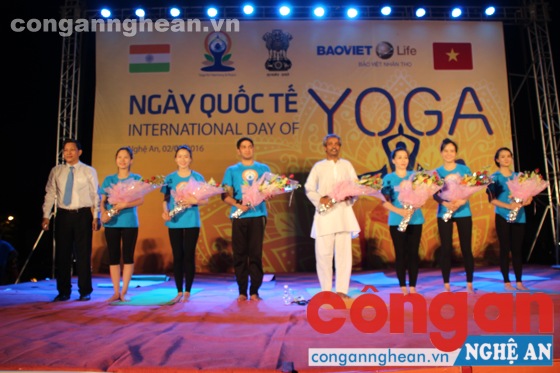Đại diện Bảo Việt Nhân thọ Nghệ An tặng hoa cho các hội viên tham gia trình diễn