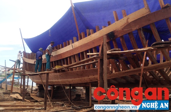 Ngư dân xã Quỳnh Thọ, huyện Quỳnh Lưu đầu tư đóng tàu to, thuyền lớn để vươn khơi, bám biển.