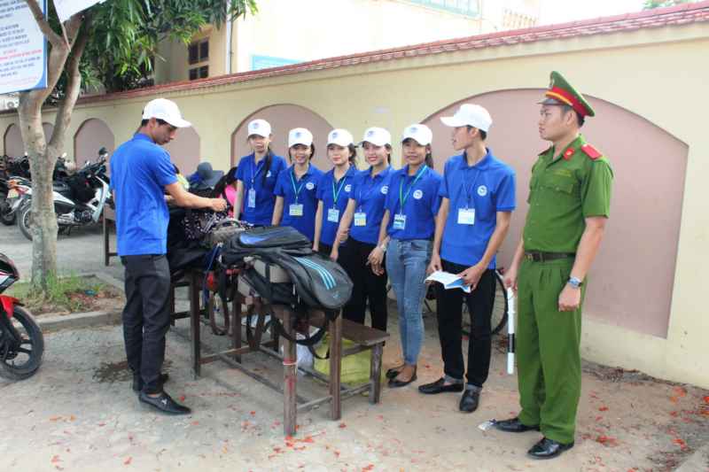 Sinh viên tình nguyện trông giữ đồ cho thí sinh