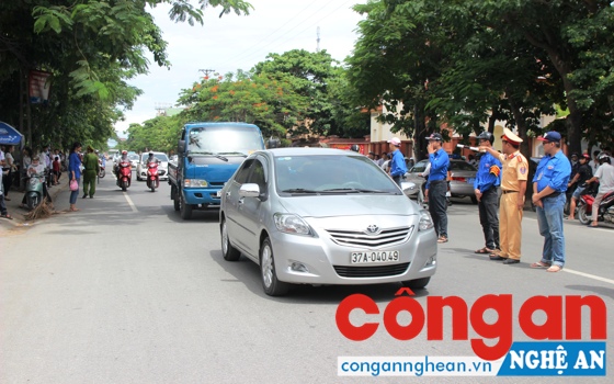 Công an TP Vinh cùng tình nguyện viên hướng dẫn, điều khiển giao thông sau giờ thi