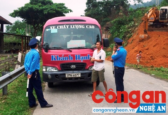Thanh tra giao thông xử lý trường hợp xe chạy sai tuyến tại huyện Quế Phong