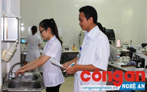 Bác sĩ Nguyễn Sỹ Hoàn kiểm tra việc thực hiện vệ sinh tay tại các khoa.