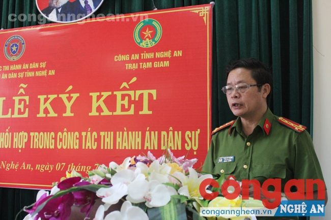 Đồng chí Đại tá Trần Sỹ Phàng, Giám thị Trại tạm giam phát biểu tại lễ ký kết