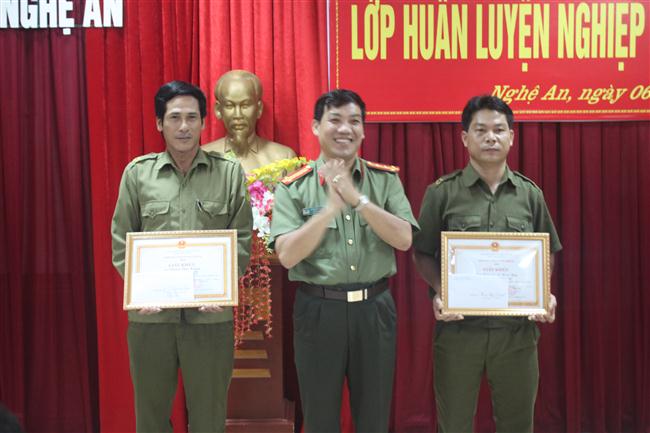 Đồng chí Đại tá Lê Khắc Thuyết trao quyết định khen thưởng cho 1 tập thể và 1 cá nhân về thành tích trong đấu tranh PCTP