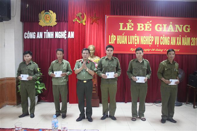 Đồng chí Đại tá Hồ Văn Tăng, Giám đốc TTHL&BDNV Công an tỉnh biểu dương khen thưởng cho 05 học viên có thành tích xuất sắc trong học tập và xây dựng tập thể.