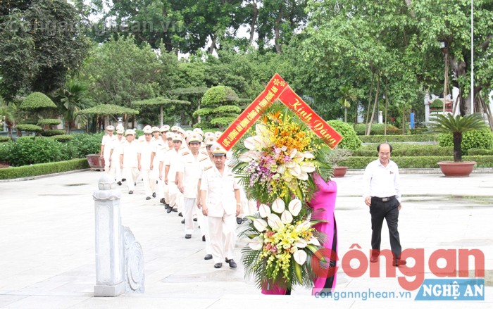 Đoàn đại biểu An ninh nhân dân Công an Nghệ An dâng hoa tại Khu di tích Kim Liên