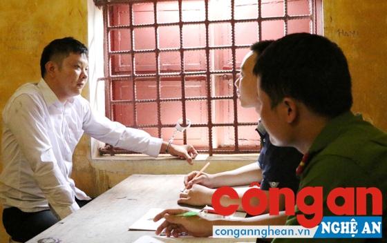 Cán bộ cơ quan điều tra lấy lời khai của đối tượng Nguyễn Văn Tiến
