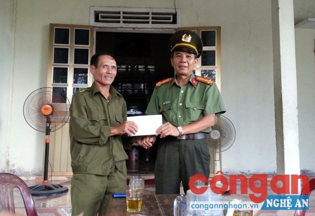 Thừa ủy quyền lãnh đạo Công an tỉnh, Thượng tá Nguyễn Thọ Nhung - Phó Trưởng phòng phong trào toàn dân bảo vệ ANTQ thăm hỏi, trao quà cho đồng chí Lâm.