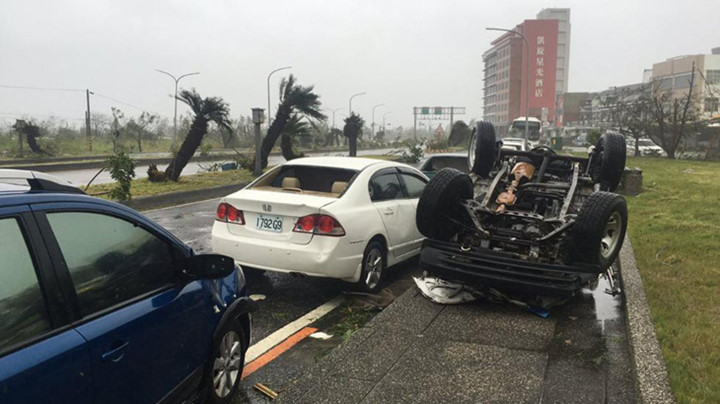 Một chiếc ô tô bị cơn bão “lật ngửa” trên đường phố Đài Trung, Đài Loan sáng 8/7. (Ảnh: weather)