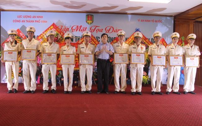Đồng chí Chủ tịch UBND Thành phố Vinh tặng giấy khen cho các cá nhân, tập thể thuộc lực lượng An ninh Công an Thành phố.
