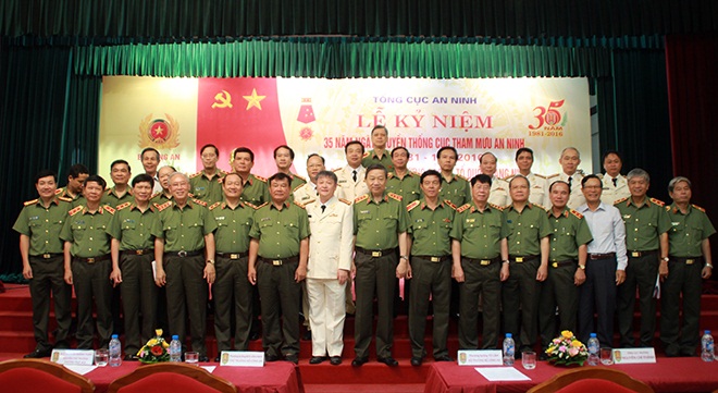 Bộ trưởng Tô Lâm với các cán bộ Cục Tham mưu An ninh (Tổng cục An ninh).