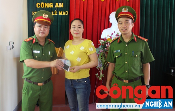 Công an phường Lê Mao trao trả tài sản cho chị Lê Thị Hồng Vân