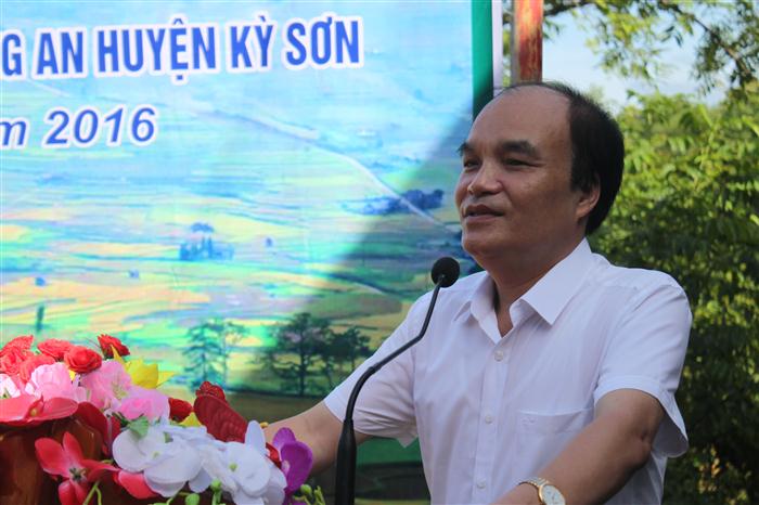 Đồng chí Nguyễn Thanh Hoàng, Chủ tịch UBND huyện Kỳ Sơn phát biểu tại buổi lễ