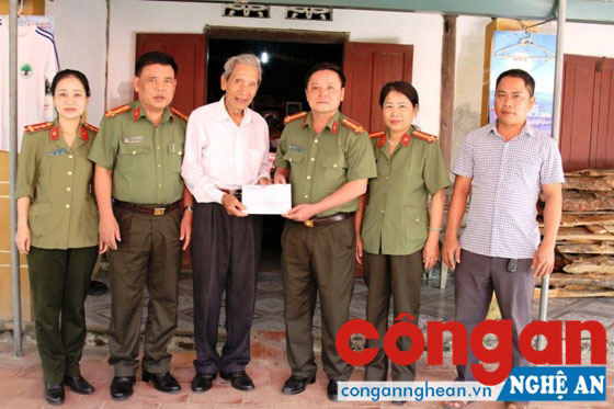 Đại diện Báo Công an Nghệ An trao quà động viên, thăm hỏi nhà báo Phan Đăng San.