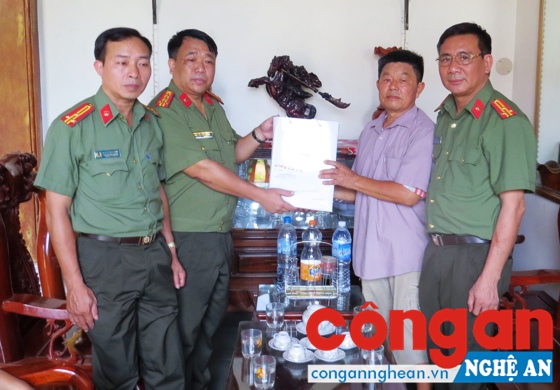 Đại tá Nguyễn Tất Thắng, Trưởng phòng Kỹ thuật Nghiệp vụ II cùng các đồng chí trong cấp ủy, lãnh đạo đơn vị tặng quà cho đồng chí Phan Bá Mỡn