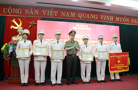 Bộ trưởng Tô Lâm trao Cờ thi đua của Chính phủ và Bằng khen của Bộ trưởng Bộ Công an cho các tập thể, cá nhân có thành tích xuất sắc.