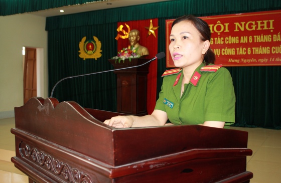 Đội trưởng Đội QLHC về ANTT Nguyễn Thị Lan phát biểu tại Hội nghị.