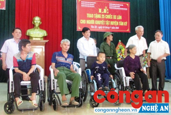 Lãnh đạo huyện Tân Kỳ và Hội Bảo trợ Người khuyết tật và Trẻ mồ côi tỉnh trao tặng xe lăn cho người khuyết tật