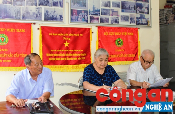 Bà Phạm Thị Minh Phòng cùng đồng đội ôn lại kỷ niệm cũ