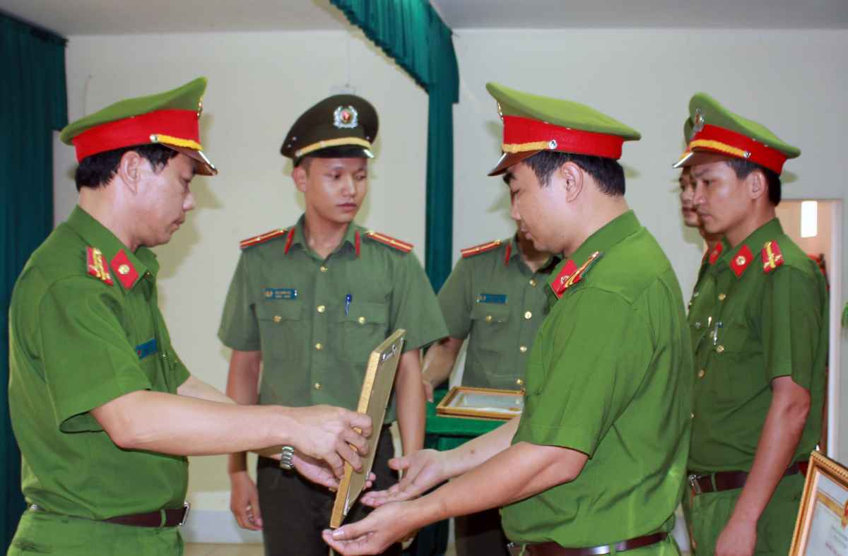 Đại tá Lê Văn Thái - Trưởng CA Huyện Hưng Nguyên trao giấy khen của Chủ tịch UBND huyện cho các tập thể cá nhân có thành tích xuất sắc