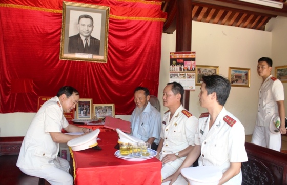 Lãnh đạo Phòng CSKT ghi cảm tưởng tại Nhà tưởng niệm cố Bộ trưởng Bộ Công an Trần Quốc Hoàn.     
