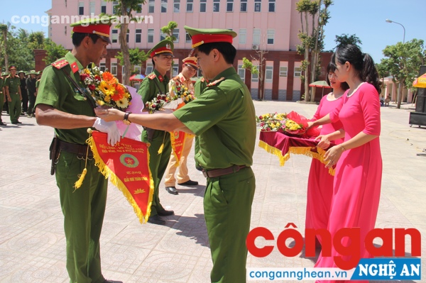 Thượng tá Nguyễn Đức Hải – Phó giám đốc Công an tỉnh đã trao hoa và cờ cho các đơn vị