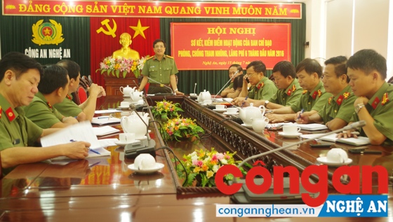 Đồng chí Đại tá Hồ Văn Tứ, Phó Bí thư Đảng ủy, Phó Giám đốc Công an tỉnh phát biểu tại Hội nghị