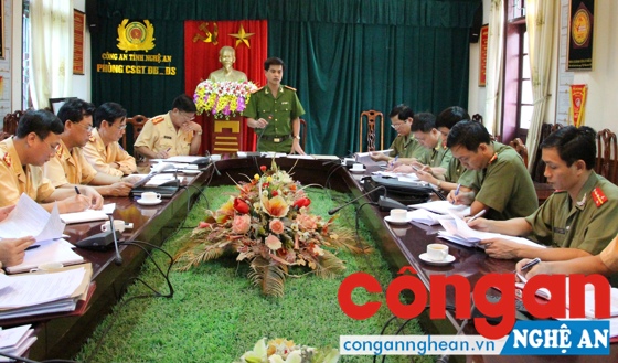 Đồng chí Thượng tá Nguyễn Đức Hải, Phó Giám đốc Công an tỉnh chỉ đạo lực lượng CSGT tăng cường công tác CCHC.