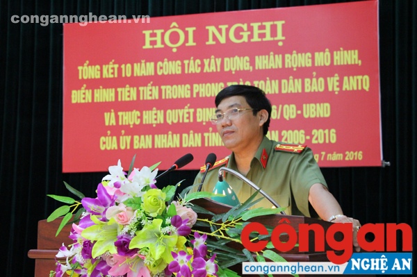 Đồng chí Đại tá Lê Khắc Thuyết, Phó Giám đốc Công an tỉnh, Phó Ban chỉ đạo phòng chống tội phạm và xây dựng phong trào toàn dân bảo vệ ANTQ phát biểu tại hội nghị