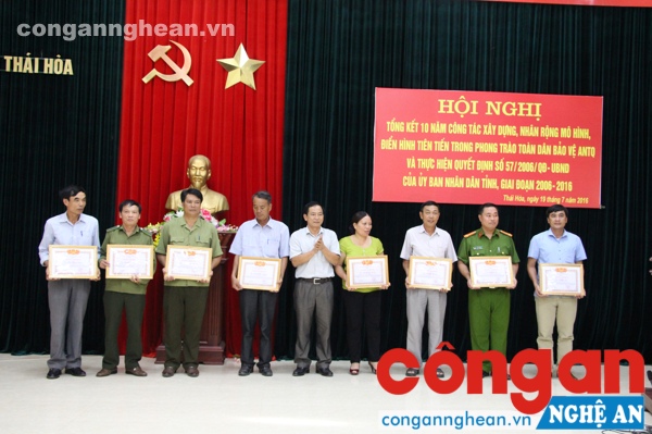 Dịp này, Chủ tịch UBND TX Thái Hòa đã trao tặng giấy khen cho 8 tập thể, 8 cá nhân đã có thành tích xuất sắc trong việc thực hiện phong trào toàn dân bảo vệ ANTQ.