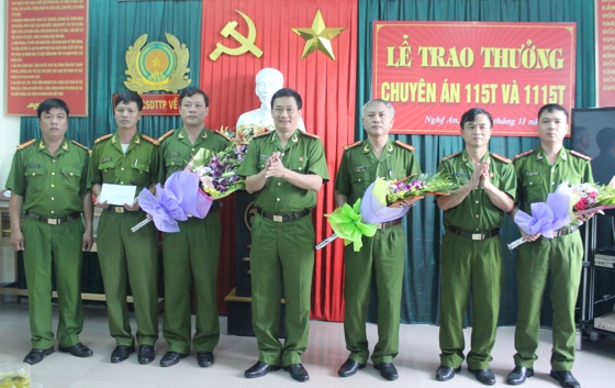 Đồng chí Đại tá Nguyễn Mạnh Hùng, Phó Giám đốc Công an tỉnh trao thưởng cho Phòng Cảnh sát Hình sự vì có thành tích khám phá thành công các chuyên án lớn.