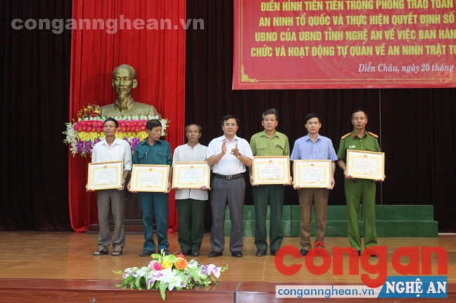 Đồng chí Hà Xuân Quang trao tặng Giấy khen cho 7 tập thể.