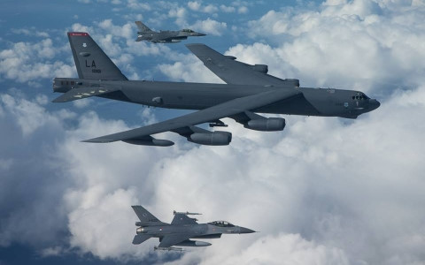 Máy bay ném bom tầm xa chiến lược B-52 (giữa) từng được Mỹ điều đến tuần tra ở Biển Đông. Ảnh AP