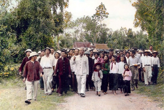 Nhân dân huyện Nam Đàn vui mừng đón Bác về thăm quê năm 1957 (Ảnh tư liệu)