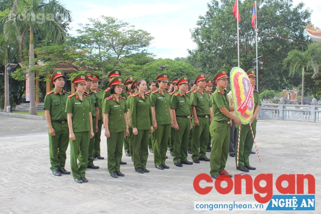 Dâng hoa lên các anh hùng liệt sĩ tại nghĩa trang Việt Lào