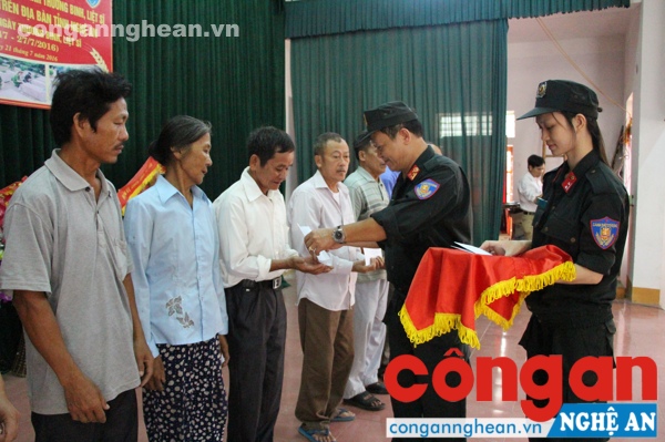 Đồng chí Đại tá Nguyễn Trọng Đối – Trưởng Phòng Cảnh sát cơ động thăm và tặng quà các gia đình chính sách tại xã Đặng Sơn (Đô Lương)