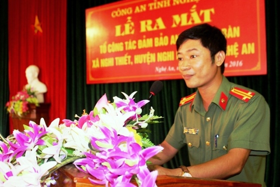 Đồng chí Trung tá Trần Ngọc Tuấn, Phó trưởng Phòng Tổ chức cán bộ công bố Quyết định thành lập tổ công tác đảm bảo ANTT tại xã Nghi Thiết.