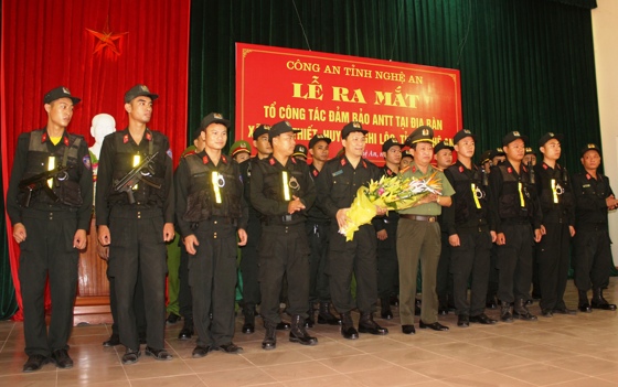 Đồng chí Đại tá Nguyễn Tiến Dần tặng hoa chúc mừng Tổ công tác.