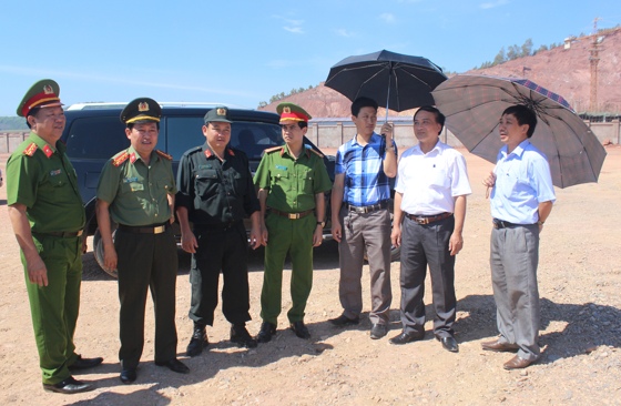 Các đồng chí lãnh đạo Công an tỉnh và Chủ tịch UBND huyện Nghi Lộc kiểm tra tiến độ thi công xây dựng Tổng kho xăng dầu DKC tại xã Nghi Thiết.