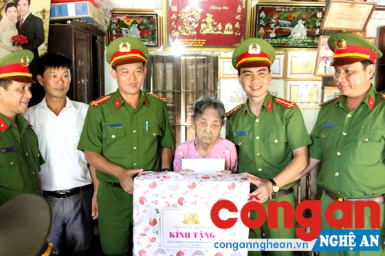 Thăm và tặng quà cho Mẹ VNAH Phan Thị Huệ (104 tuổi) có 2 con liệt sỹ ở xóm Bàu, xã Nghĩa Dũng