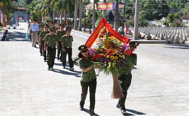 Dâng hoa tại nghĩa trang liệt sỹ Việt - Lào