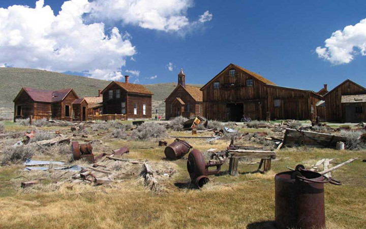 Thị trấn Bodie ở California (Mỹ) có mỏ vàng quý. Tuy nhiên, sau khi cơn sốt vàng đi qua và mỏ vàng cuối cùng bị khai thác cạn kiệt, rồi đóng cửa năm 1942, mọi người bắt đầu rời bỏ thị trấn.