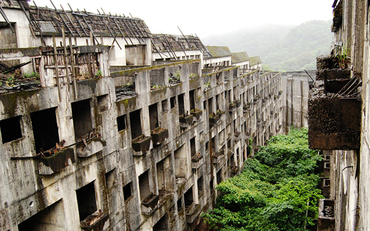 Đảo Hashima ở Nagasaki, Nhật Bản có hình dạng giống như một chiếc tàu chiến nên thường được gọi là Chiến đảo. Đến năm 1974 các hầm mỏ bị đóng cửa hoàn toàn, hòn đảo chính thức bị bỏ hoang.