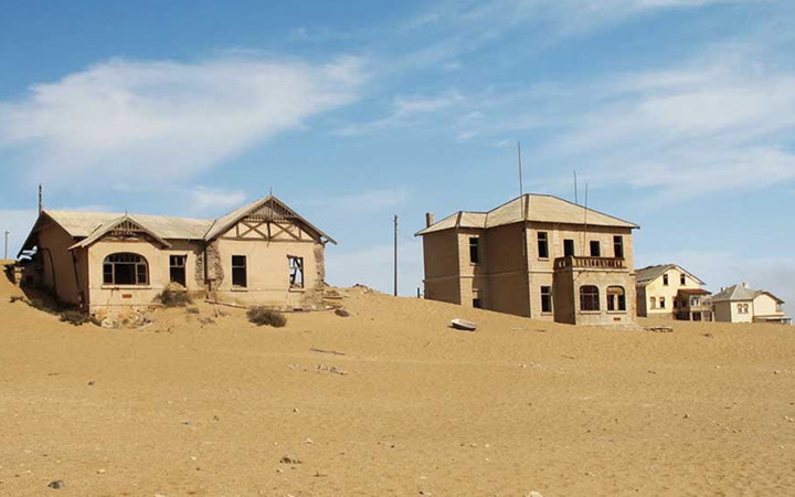 Thành phố sa mạc Kolmanskop từng là mỏ kim cương rất quý ở Namibia. Tuy nhiên, thành phố này hiện được gọi là