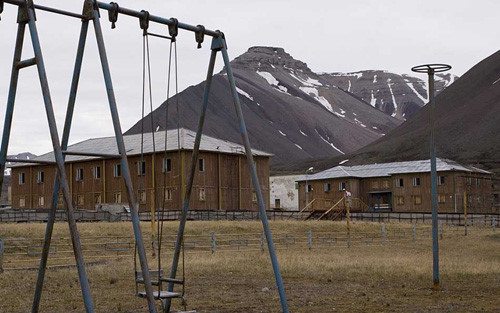 Pyramiden ở Na Uy từng là một khu dân cư sầm uất với mỏ than lớn. Khi các mỏ than bị đóng cửa vào năm 1998, người dân cũng “dứt áo ra đi”, khiến Pyramiden bị bỏ hoang từ đó.