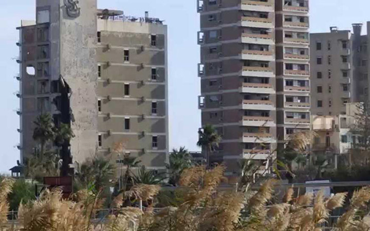 Thành phố ma Varosha nằm trên đảo Cyprus từng là một trong những địa điểm du lịch nổi tiếng nhất thế giới. Tuy nhiên, đến năm 1974, quân đội Thổ Nhĩ Kỳ đã chiếm thành phố này và sau đó thành phố không còn một bóng người.