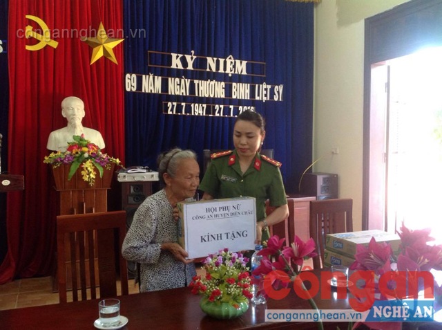 Đại diện Hội phụ nữ Công an huyện Diễn Châu trao quà cho Trung tâm Điều dưỡng Thương binh huyện Diễn Châu